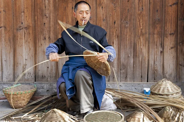 Hombre y artesanía tradicional — Foto de Stock