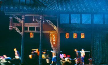 Çin Ulusal dansçılar sahnede gerçekleştirmek