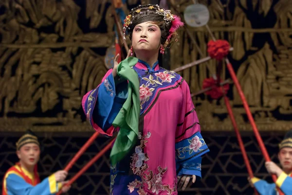 Ator de ópera tradicional chinesa com traje teatral — Fotografia de Stock