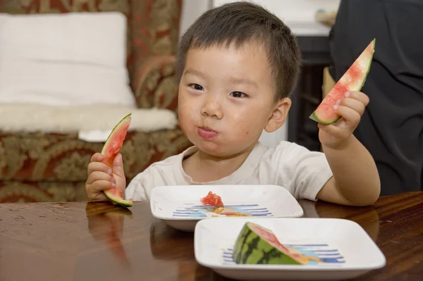 Um bebê comendo melancia — Fotografia de Stock