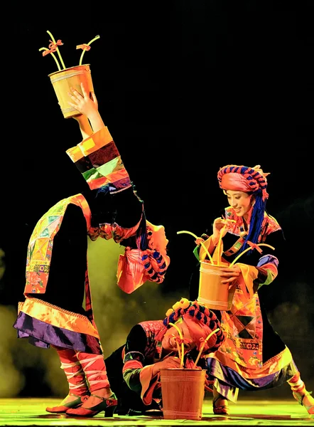 Κινεζική qiang εθνοτικές χορευτές — Φωτογραφία Αρχείου