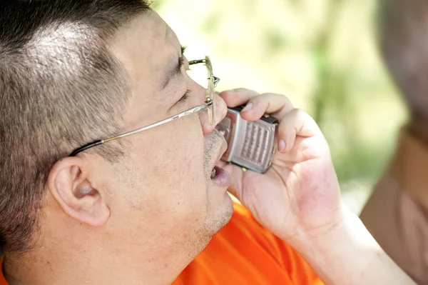 Um homem chinês telefonando — Fotografia de Stock