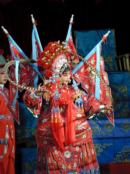 Pretty chinese traditional opera actress with theatrical costume — Stock Photo, Image