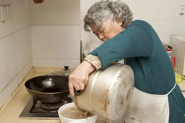 Cozinhar avó na cozinha — Fotografia de Stock