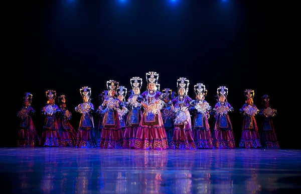 Pretty chinese Yi national dancing girls — Stock Photo, Image