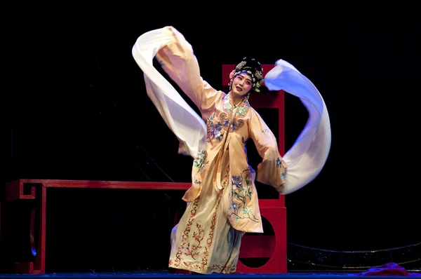 Pretty chinese traditional opera actress with theatrical costume — Stock Photo, Image