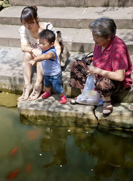 Baby playing at the waterside — Stock Photo, Image