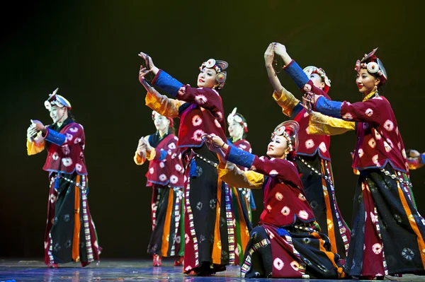 Chinese tibetan national dancing girls — Stock Photo, Image