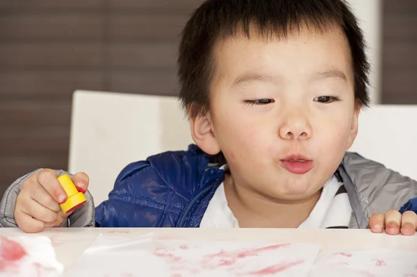 A cute baby is painting on the table — Stock Photo, Image