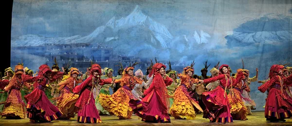 Danse ethnique Qiang chinoise interprétée par la troupe de danse ethnique Qiang — Photo