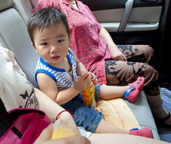 Bambino dentro una macchina — Foto Stock