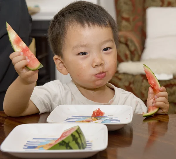 Bebê comendo melancia — Fotografia de Stock