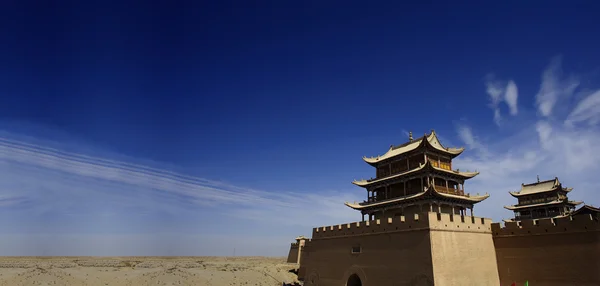 嘉峪関は、甘粛省、中国のゴビ砂漠にタワーを渡す — ストック写真