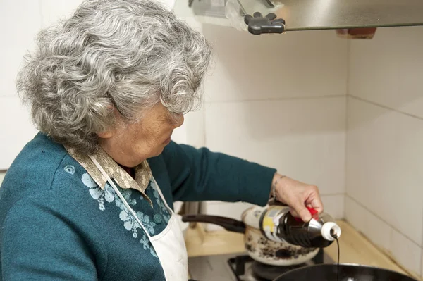 Uma avó cozinhando — Fotografia de Stock
