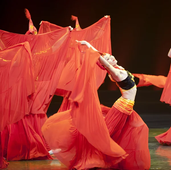 Pretty chinese national dancing girls — Stock Photo, Image