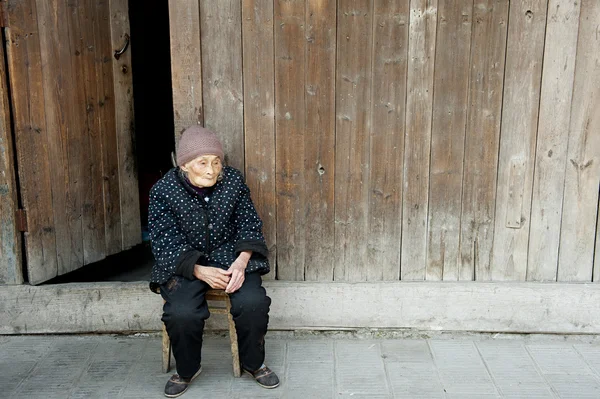Retrato de uma mulher de 90 anos em uma cidade — Fotografia de Stock
