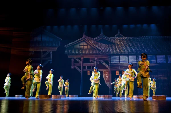 漂亮的中国民族舞蹈女孩 — 图库照片
