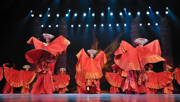 Chinese Yi ethnic dancers — Stock Photo, Image