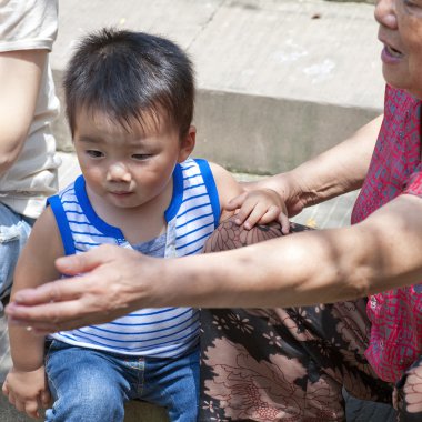 büyükannesi ile oynayan bebek
