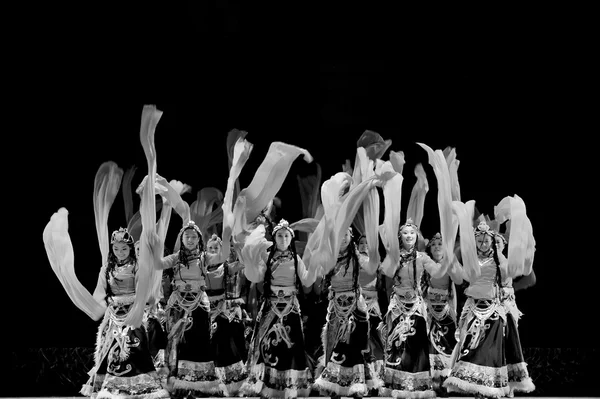 Bailarines étnicos tibetanos chinos — Foto de Stock