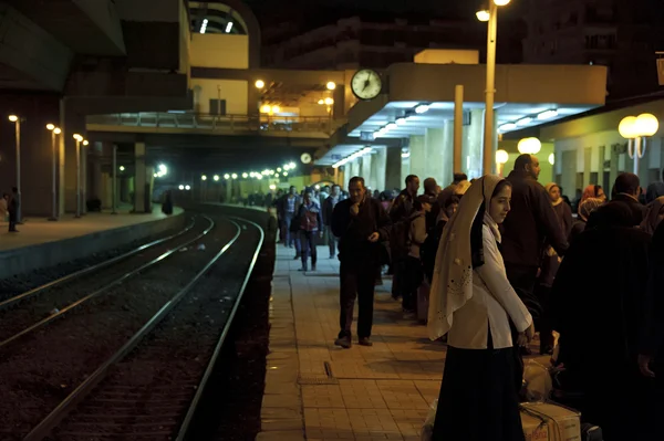 Crowd waiting train at Giza railway station — Stock Photo, Image