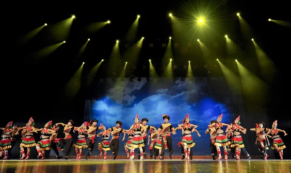 Chinese ethnic dancers of Yi nationality — Stock Photo, Image