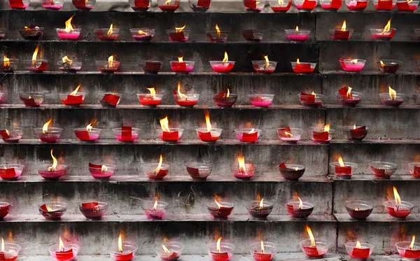 Rangées de bougies dans un temple — Photo