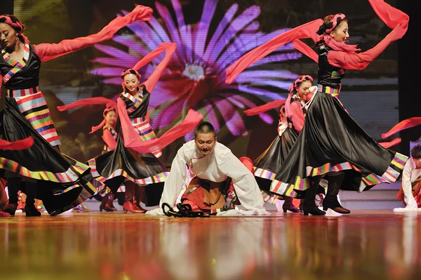 Bailarines étnicos tibetanos chinos — Foto de Stock