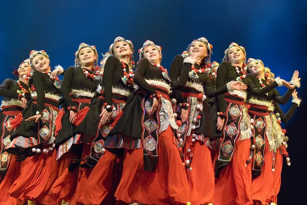 Piuttosto tibetani ballerini etnici — Foto Stock