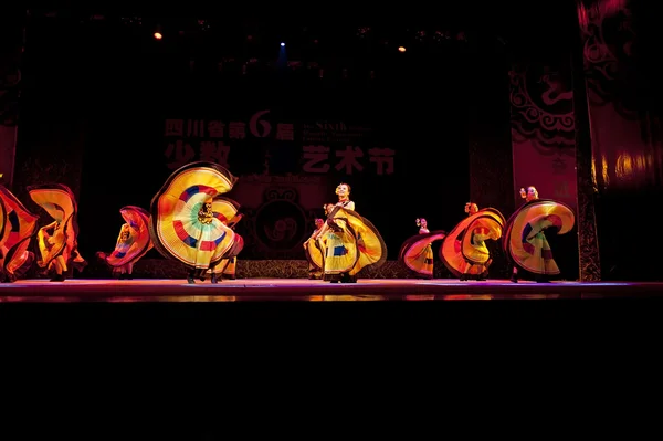 Chinês Yi dança étnica — Fotografia de Stock