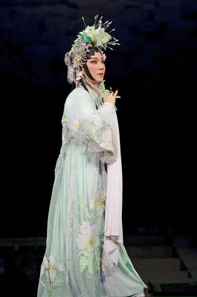 Jolie actrice d'opéra traditionnelle chinoise avec costume théâtral — Photo