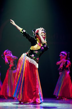 oldukça Çin Qiang Ulusal dansçılar
