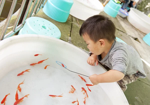 金魚と遊ぶ赤ちゃん — ストック写真