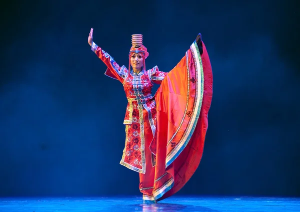 Pretty chinese tibetan dancing girl — Stock Photo, Image