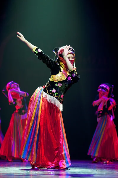 Pretty chinese Qiang national dancers — Stock Photo, Image