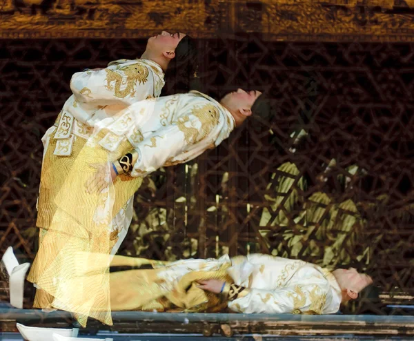 Ator de ópera tradicional chinesa com traje teatral — Fotografia de Stock