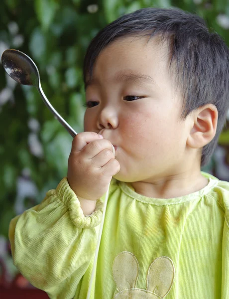 Um bebê bonito está comendo no restaurante — Fotografia de Stock