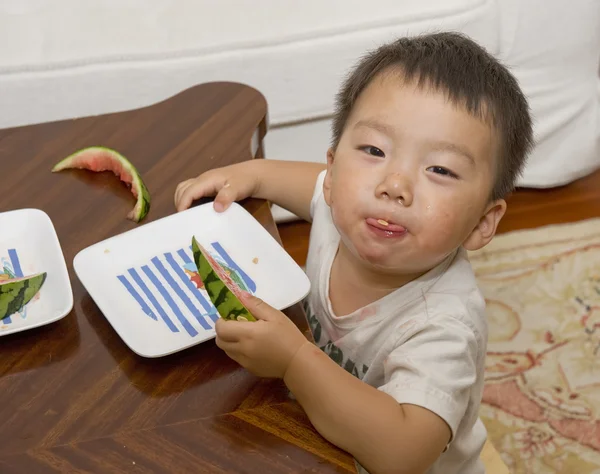Bebê comendo melancia — Fotografia de Stock