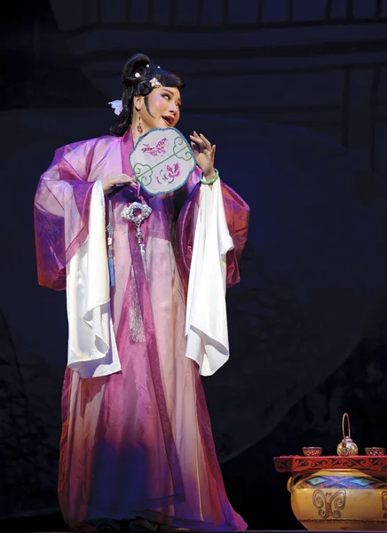 Pretty chinese traditional opera actress with theatrical costume — Stock Photo, Image