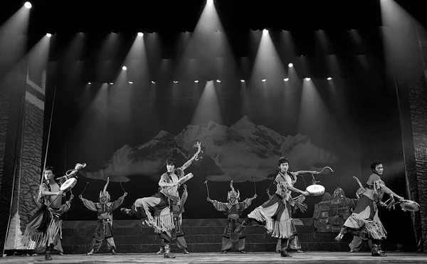 Danses ethniques tibétaines chinoises — Photo
