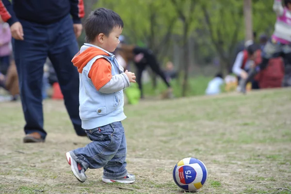 Bebê jogando futebol — Fotografia de Stock