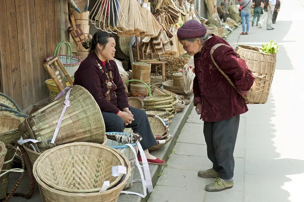 Mulheres e ferramentas manuais tradicionais em uma pequena cidade — Fotografia de Stock