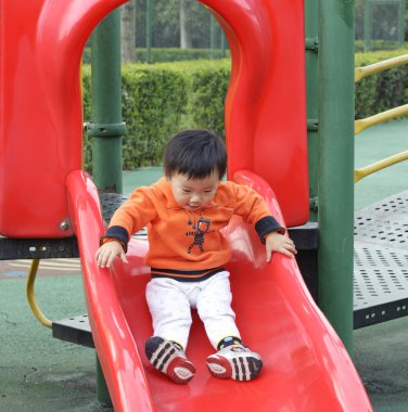 tahta sürgülü oynayan bebek