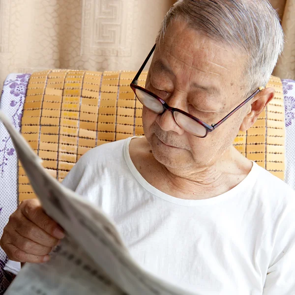 Starší muž čte noviny — Stock fotografie