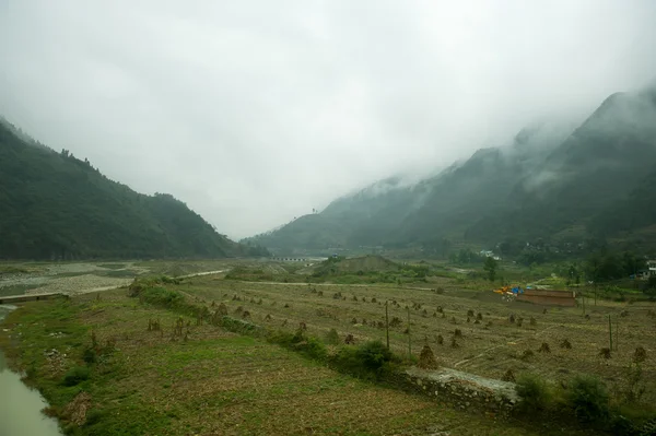 Paisagem, névoa wreathed as colinas — Fotografia de Stock