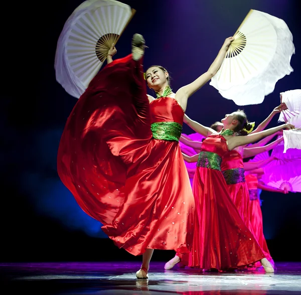 Pretty chinese national dancers — Stock Photo, Image