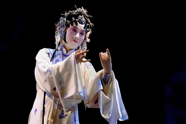 Vrij chinese traditionele opera actrice met theatrale kostuum — Stockfoto