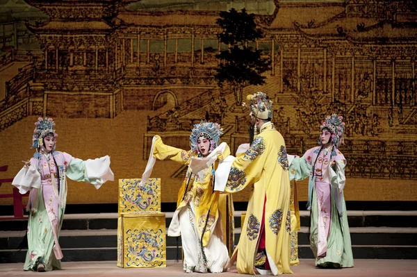 Φορείς της παραδοσιακής κινεζικής όπερας με θεατρικό κοστούμι — Φωτογραφία Αρχείου