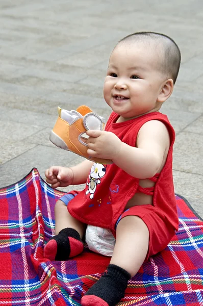 Ein niedliches spielendes Baby — Stockfoto