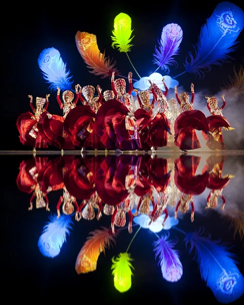 Bailarines nacionales Yi chinos — Foto de Stock